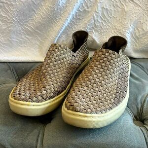 Comfy woman’s beige/gold flats